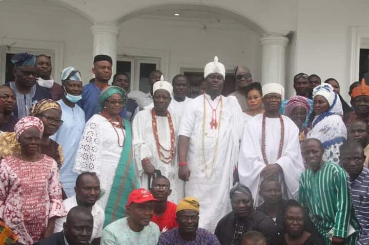 HRM Oba Olatunji Olatunde with Alayelua Ojaja 11 Onirisa The Oni of Ife